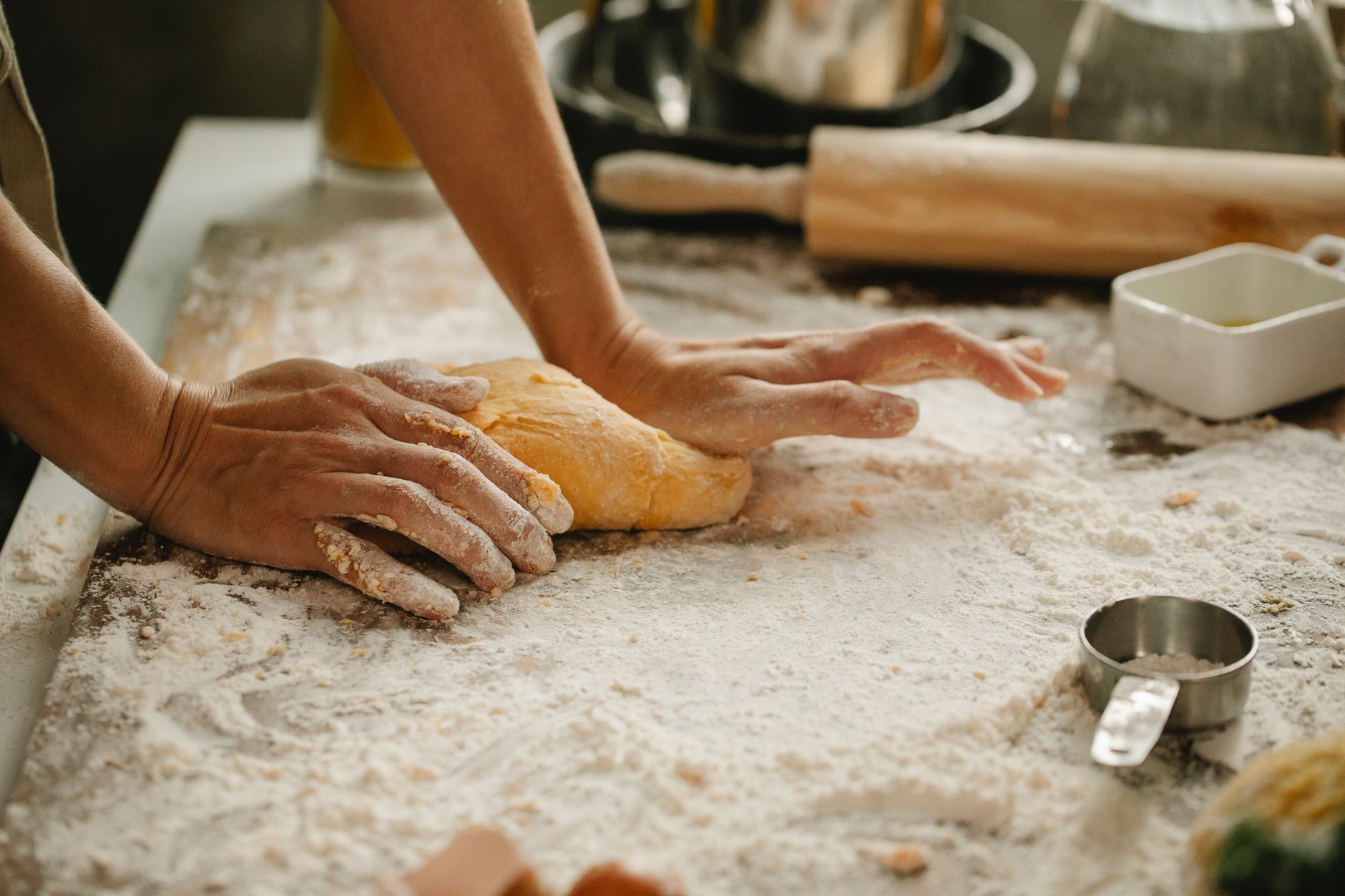 Panadera amasando pan a mano en el obrador de La Maja