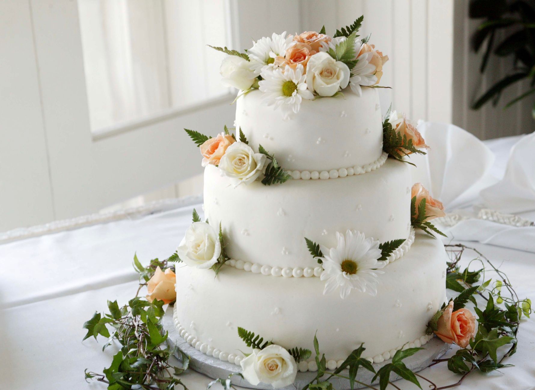 Pastel de bodas de tres pisos